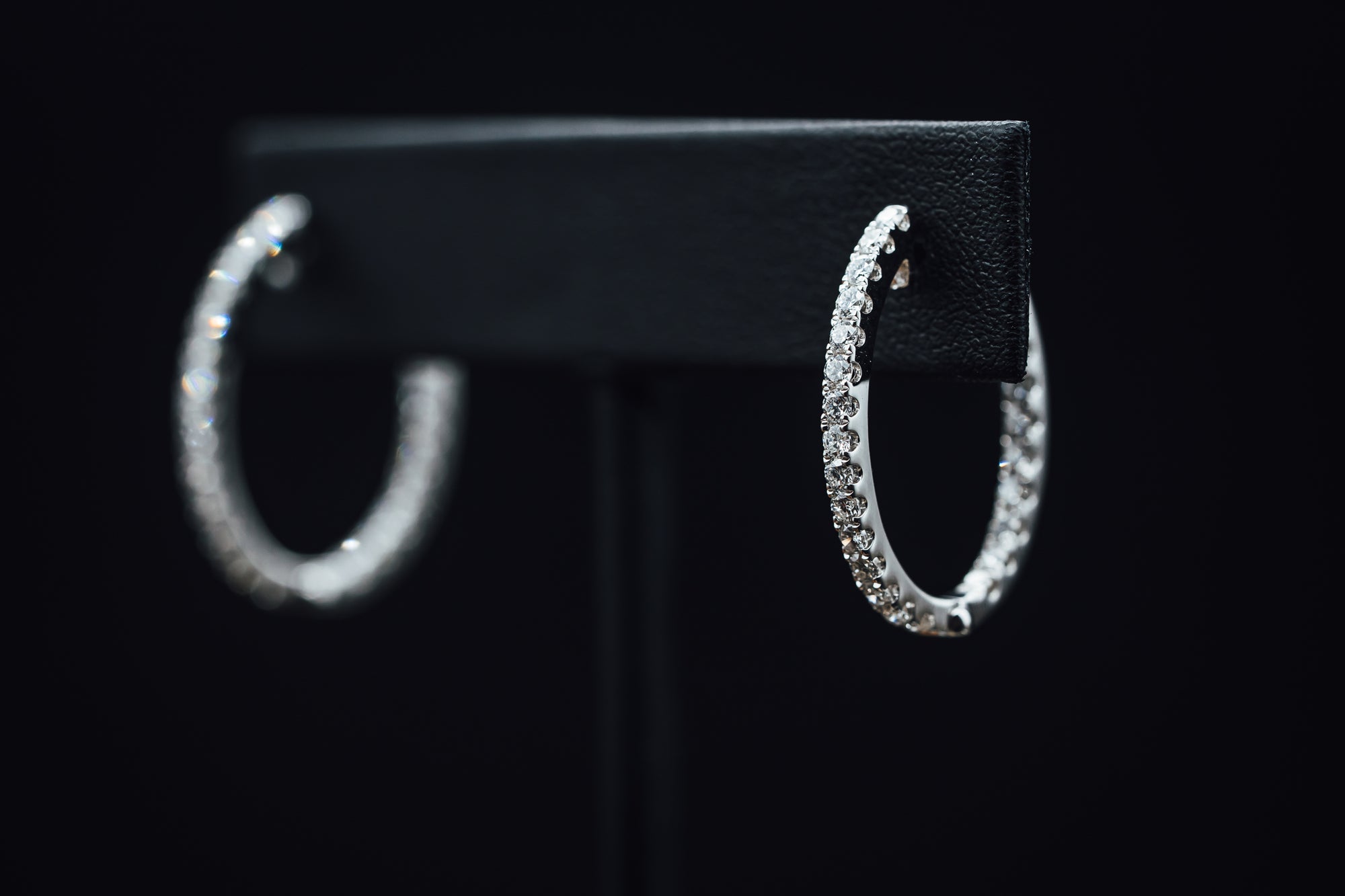 14k White Gold Diamond In & Out Oval Hoop Earrings