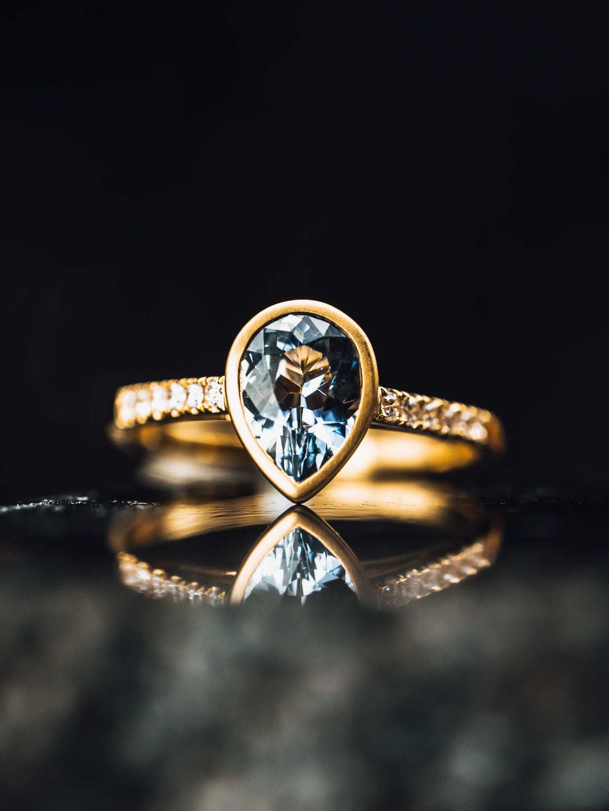 18k Yellow Gold Blue Spinel and Diamond Ring