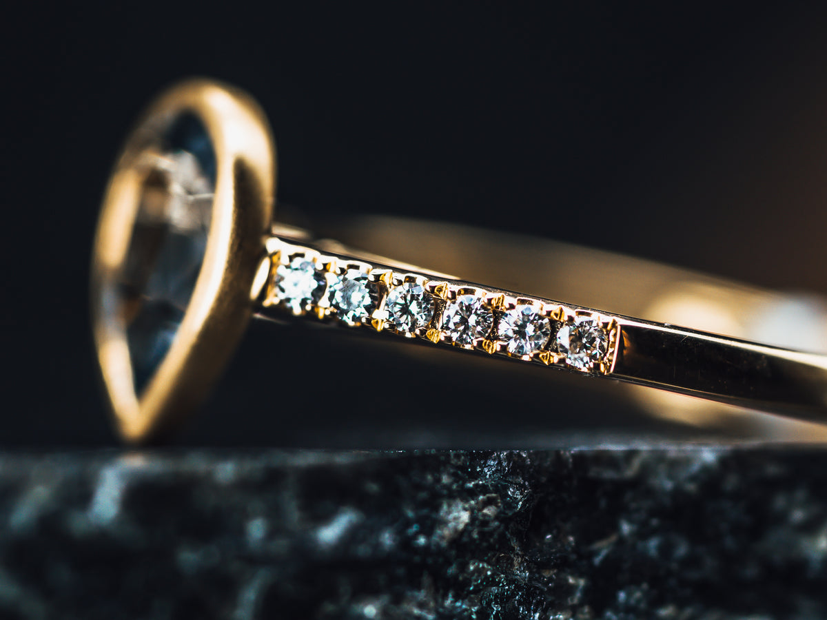 18k Yellow Gold Blue Spinel and Diamond Ring