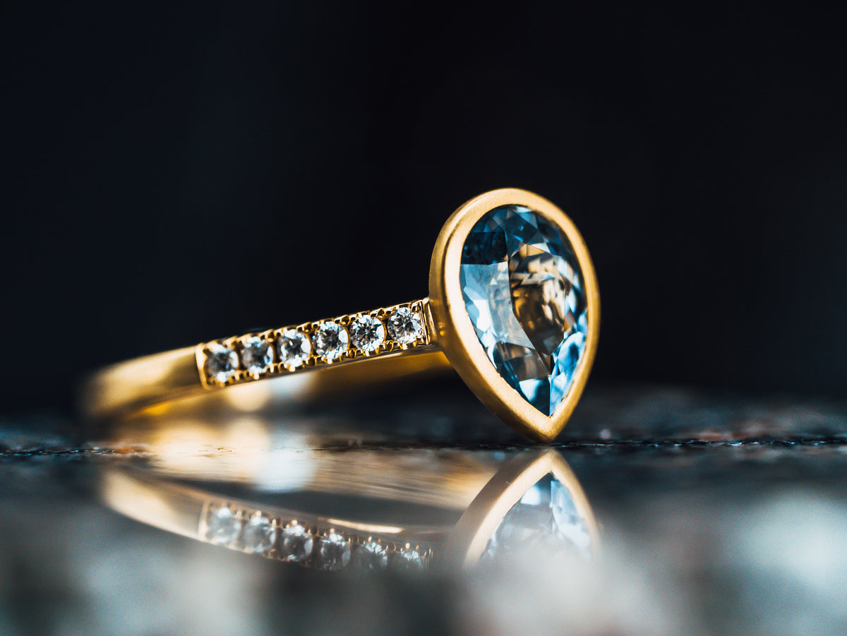 18k Yellow Gold Blue Spinel and Diamond Ring