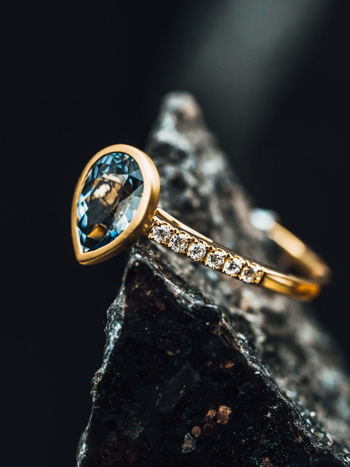 18k Yellow Gold Blue Spinel and Diamond Ring
