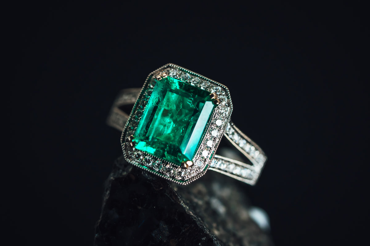 18k White Gold Emerald and Diamond Ring