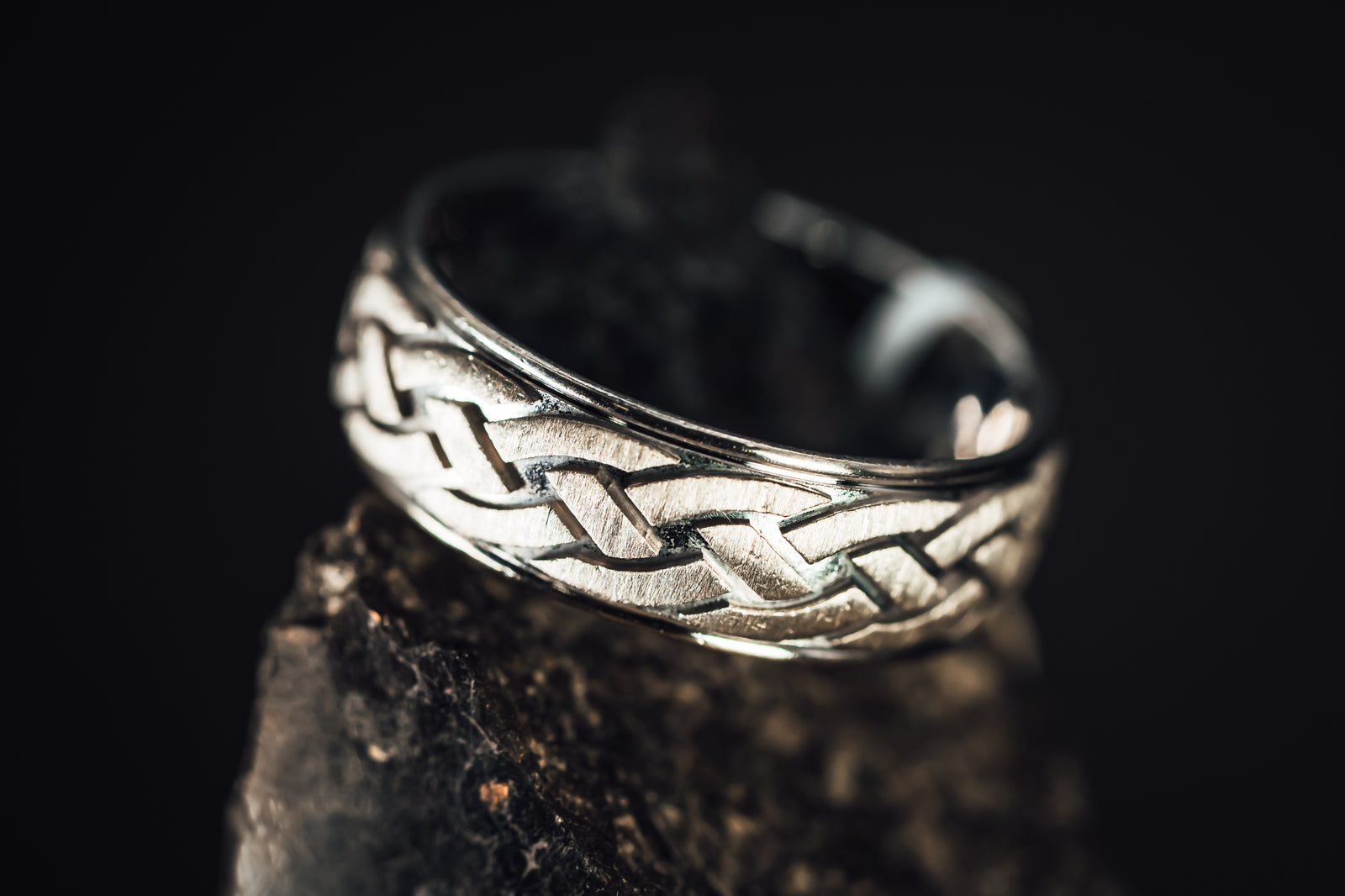 14k White Gold Patterned Band