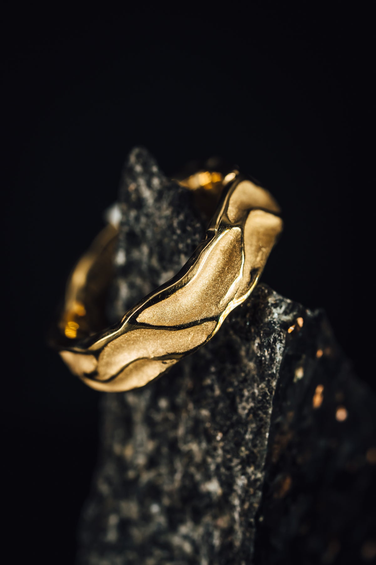 14k Yellow Gold Textured Woman&#39;s Wedding Band