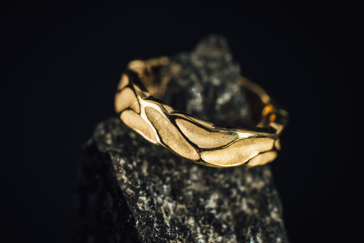 14k Yellow Gold Textured Men&#39;s Wedding Band