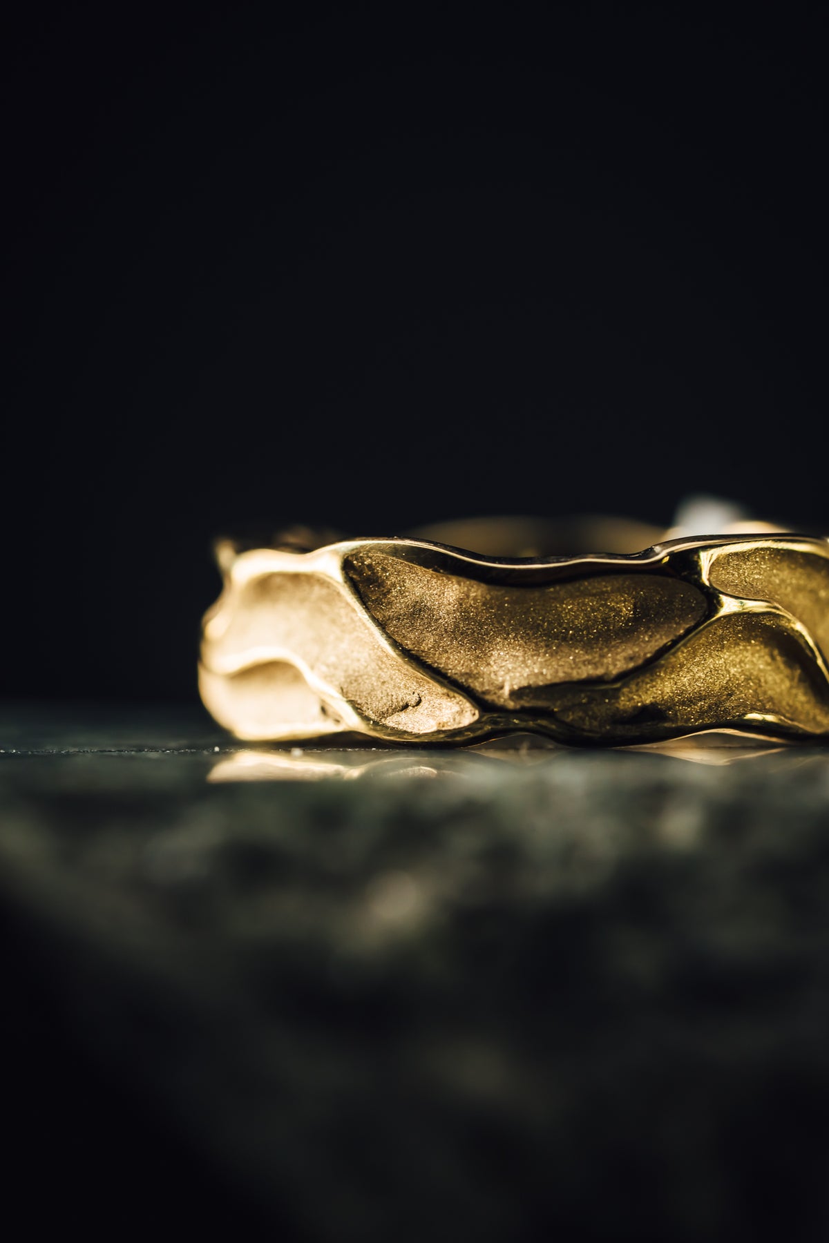 14k Yellow Gold Textured Men&#39;s Wedding Band