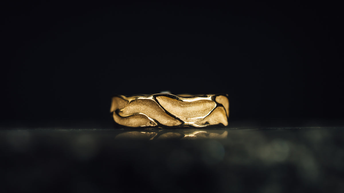 14k Yellow Gold Textured Woman&#39;s Wedding Band