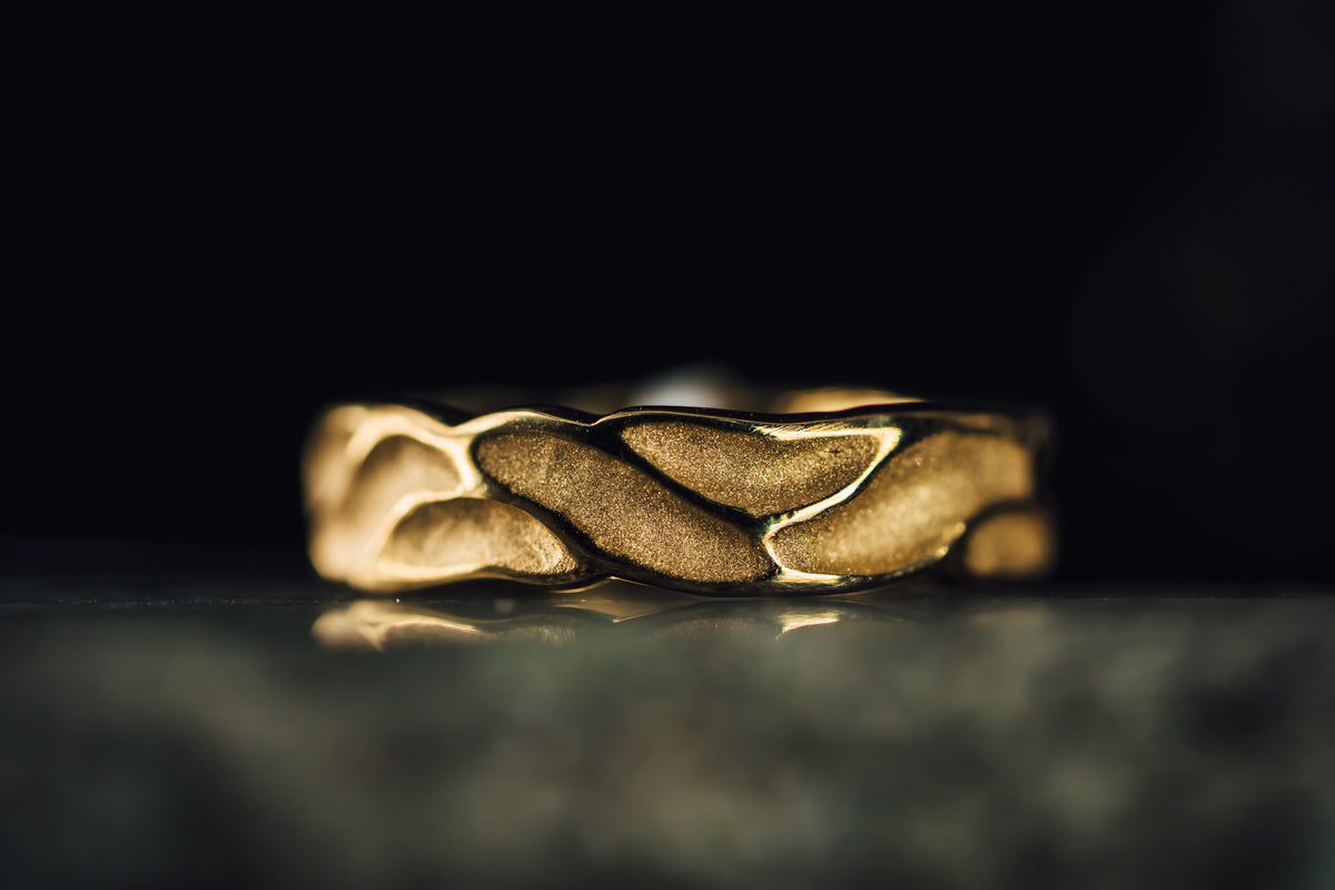 14k Yellow Gold Textured Men&#39;s Wedding Band