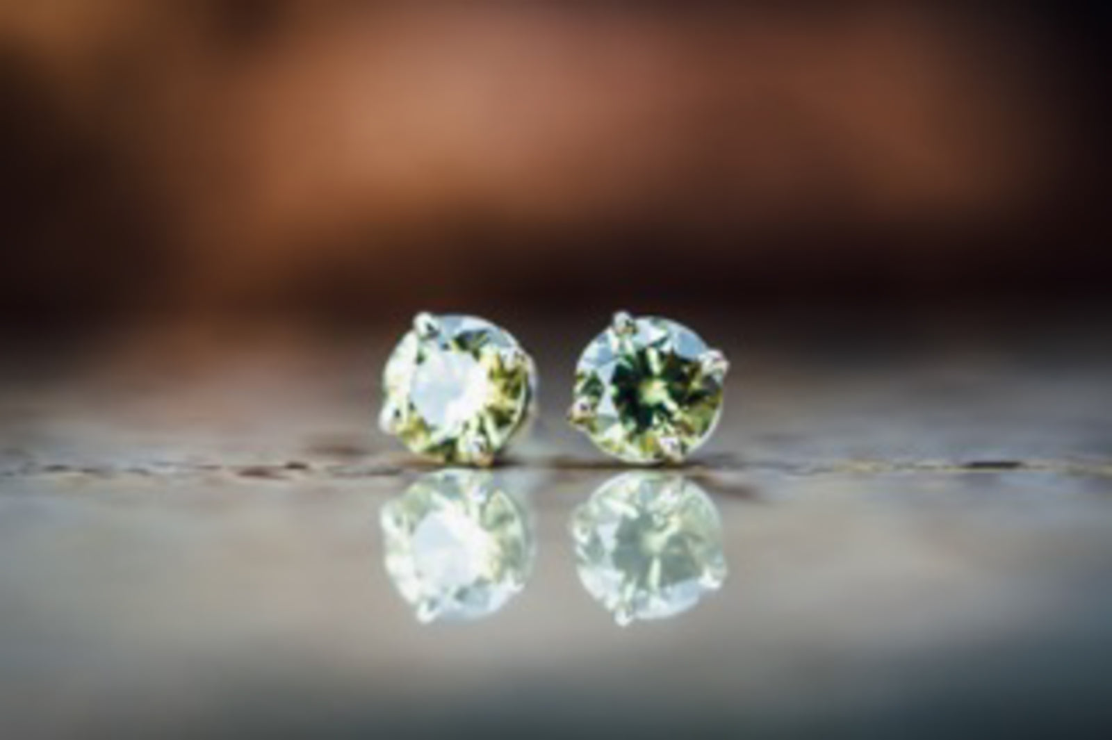 14k White Gold Deamantiod Garnet Stud Earrings