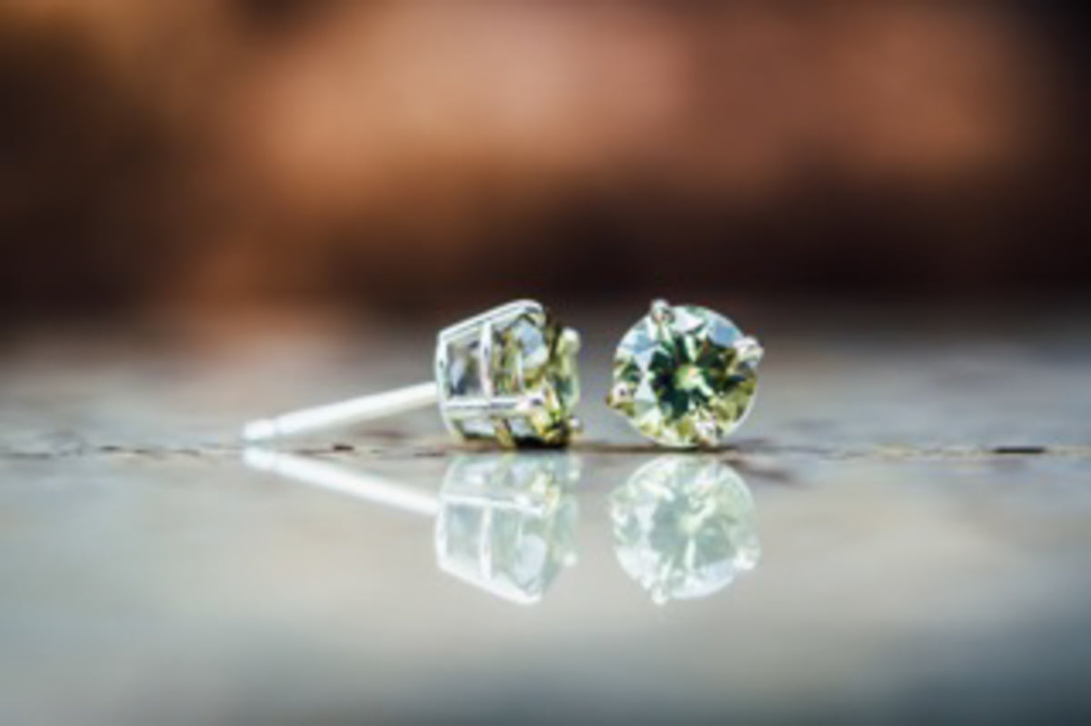 14k White Gold Deamantiod Garnet Stud Earrings