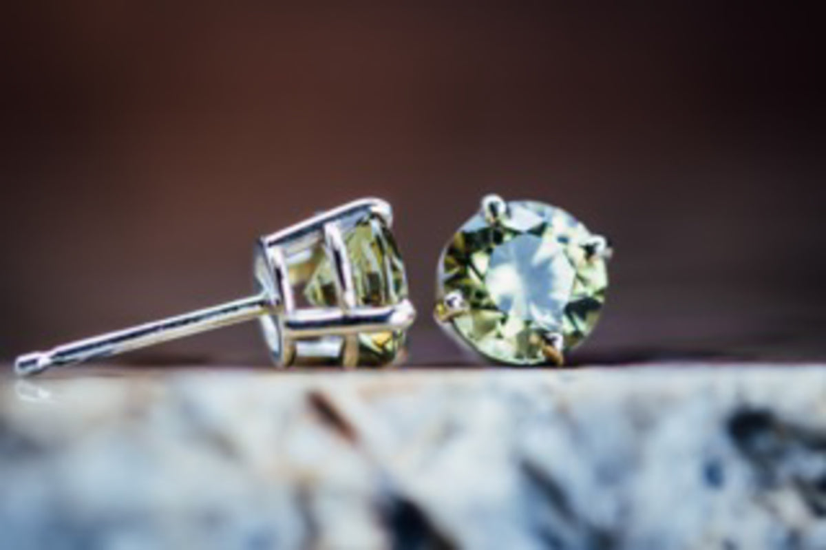 14k White Gold Deamantiod Garnet Stud Earrings