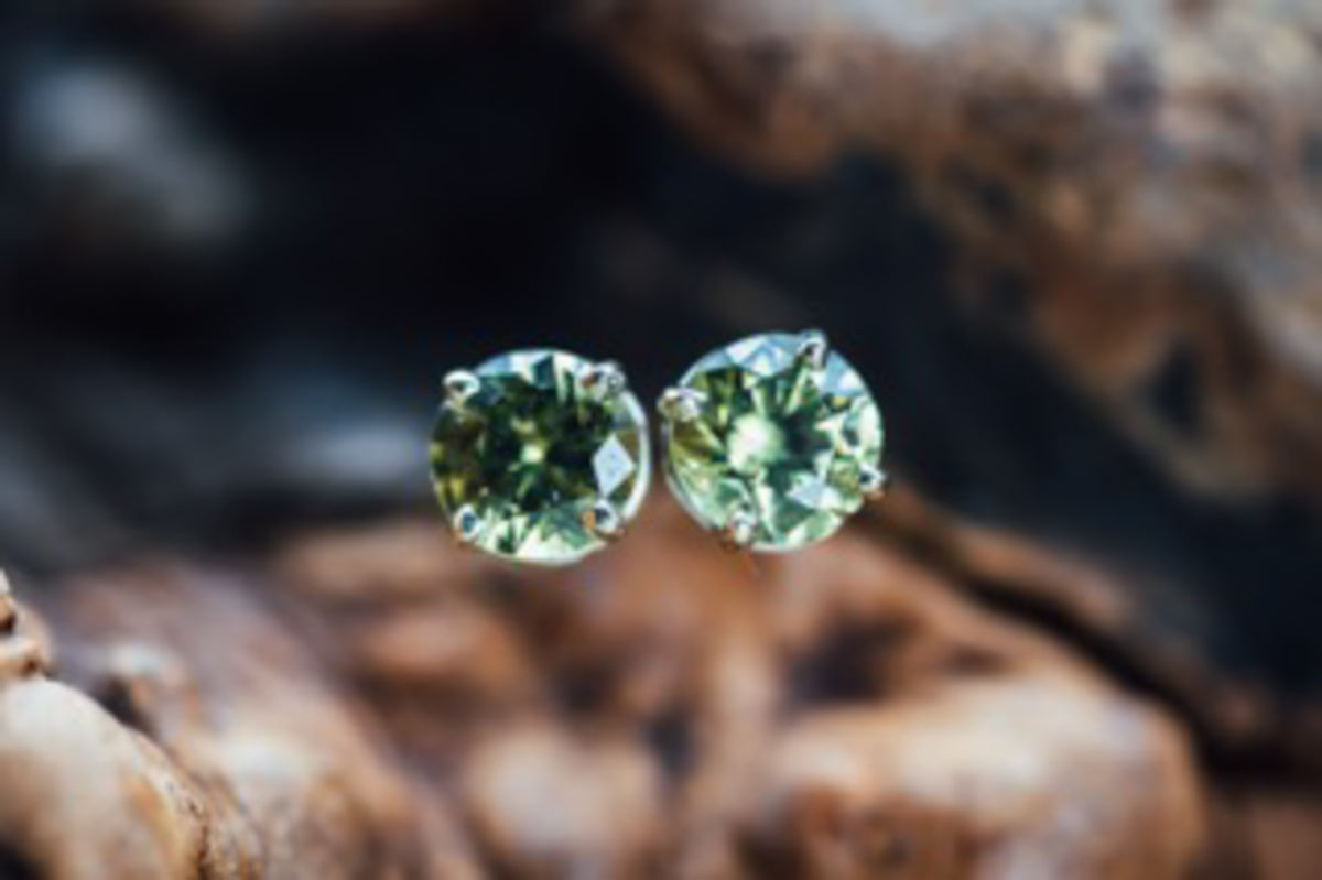 14k White Gold Deamantiod Garnet Stud Earrings