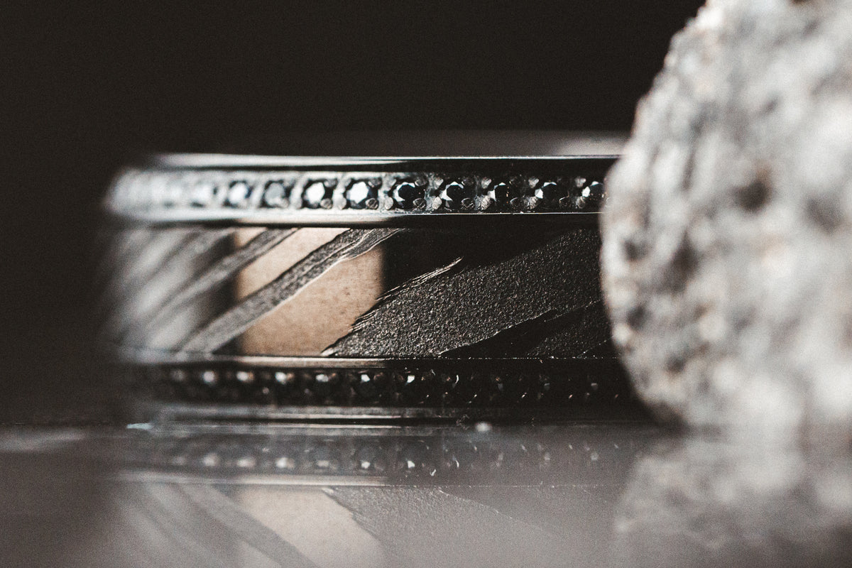 Black Damascus Steel Inlaid Polished Black Titanium Men&#39;s Wedding Band With Black Sapphire Beveled Edges