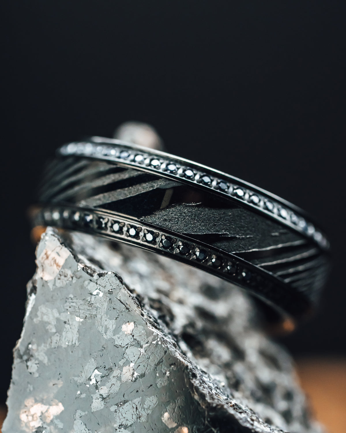 Black Damascus Steel Inlaid Polished Black Titanium Men&#39;s Wedding Band With Black Sapphire Beveled Edges