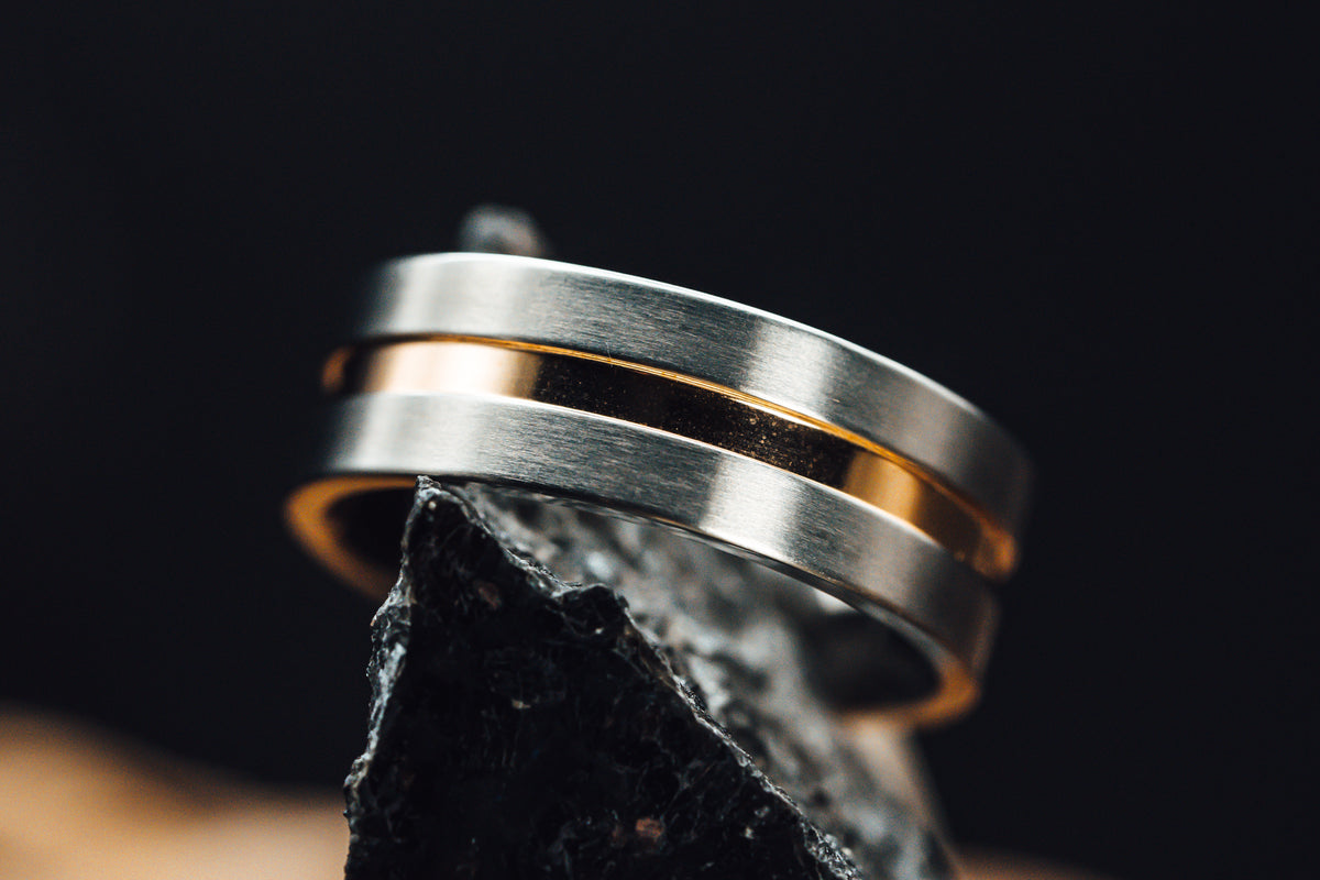 Titanium Flat Brushed Finished Men&#39;s Wedding Ring With Rose Gold Plated Groove Center