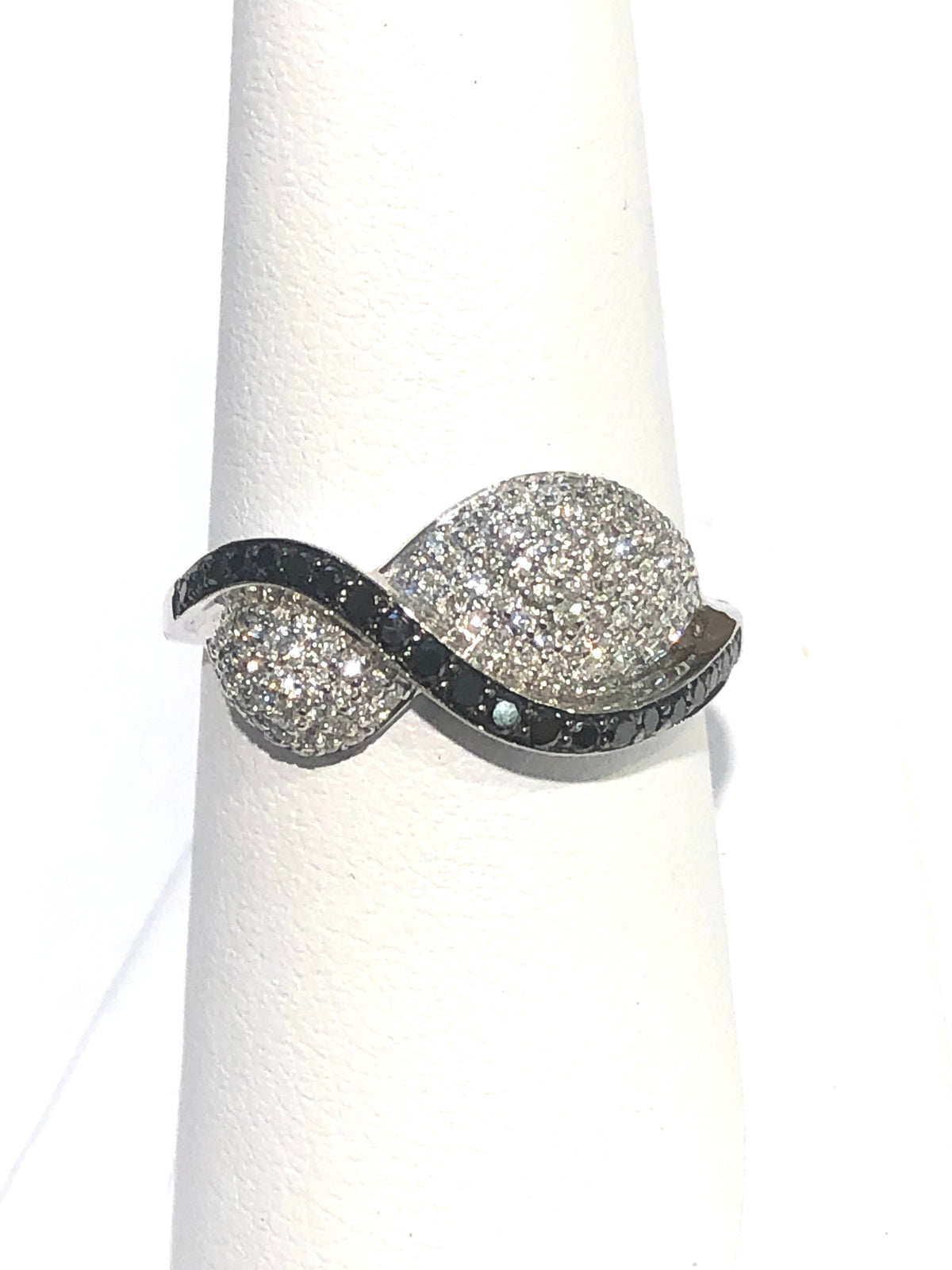 18k White Gold Black and White Diamond Ring