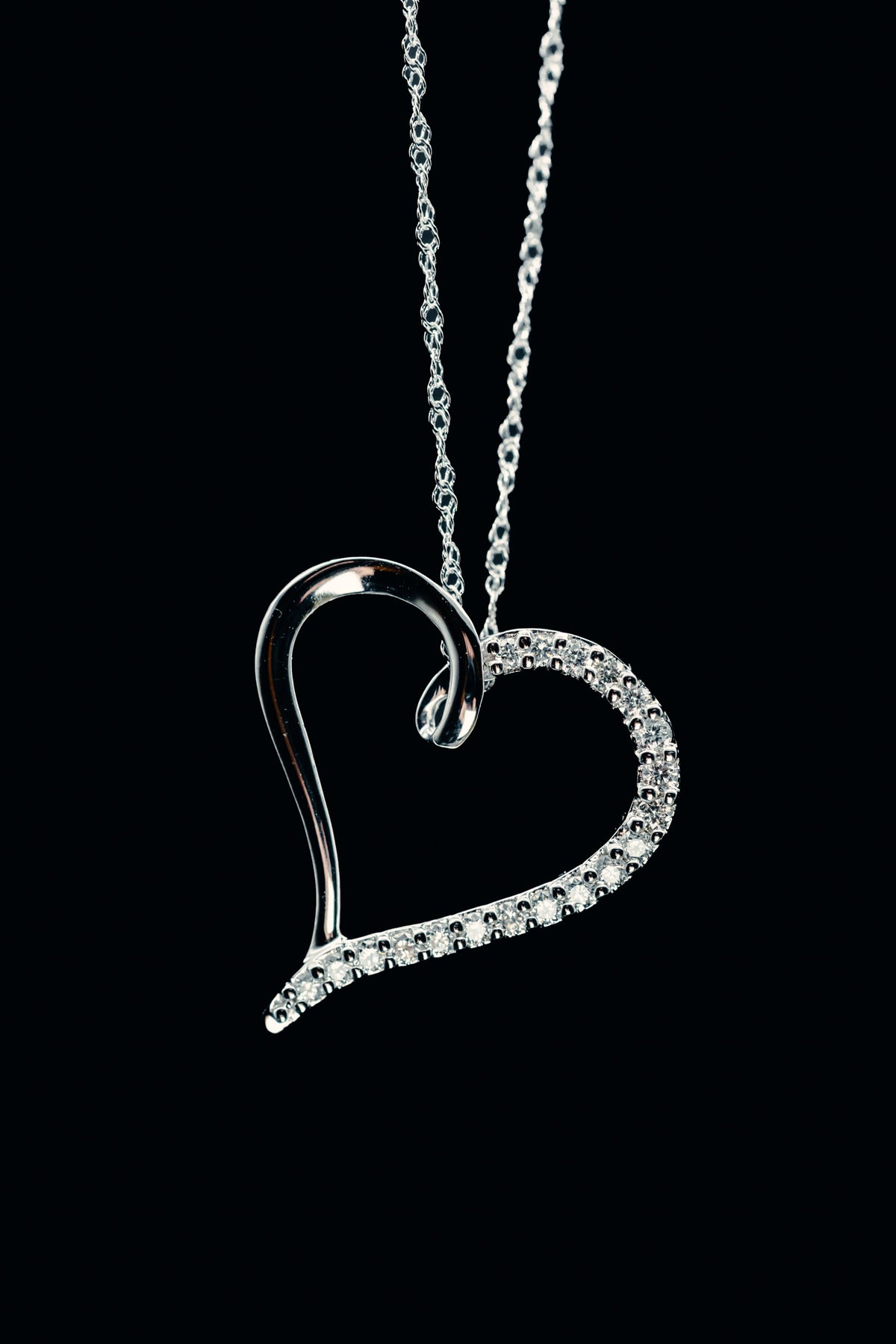14k White Gold Diamond Heart Pendant