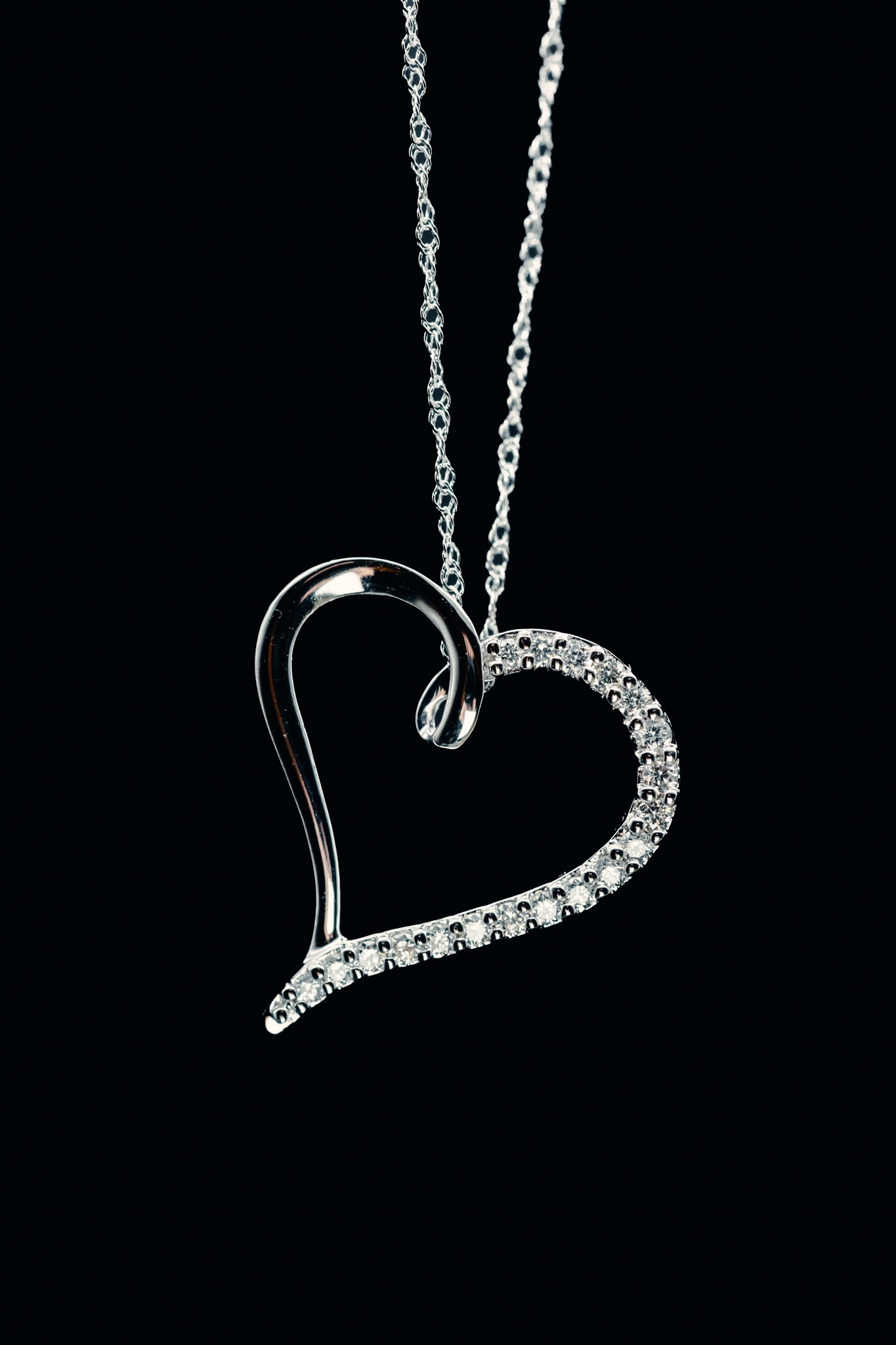 14k White Gold Diamond Heart Pendant
