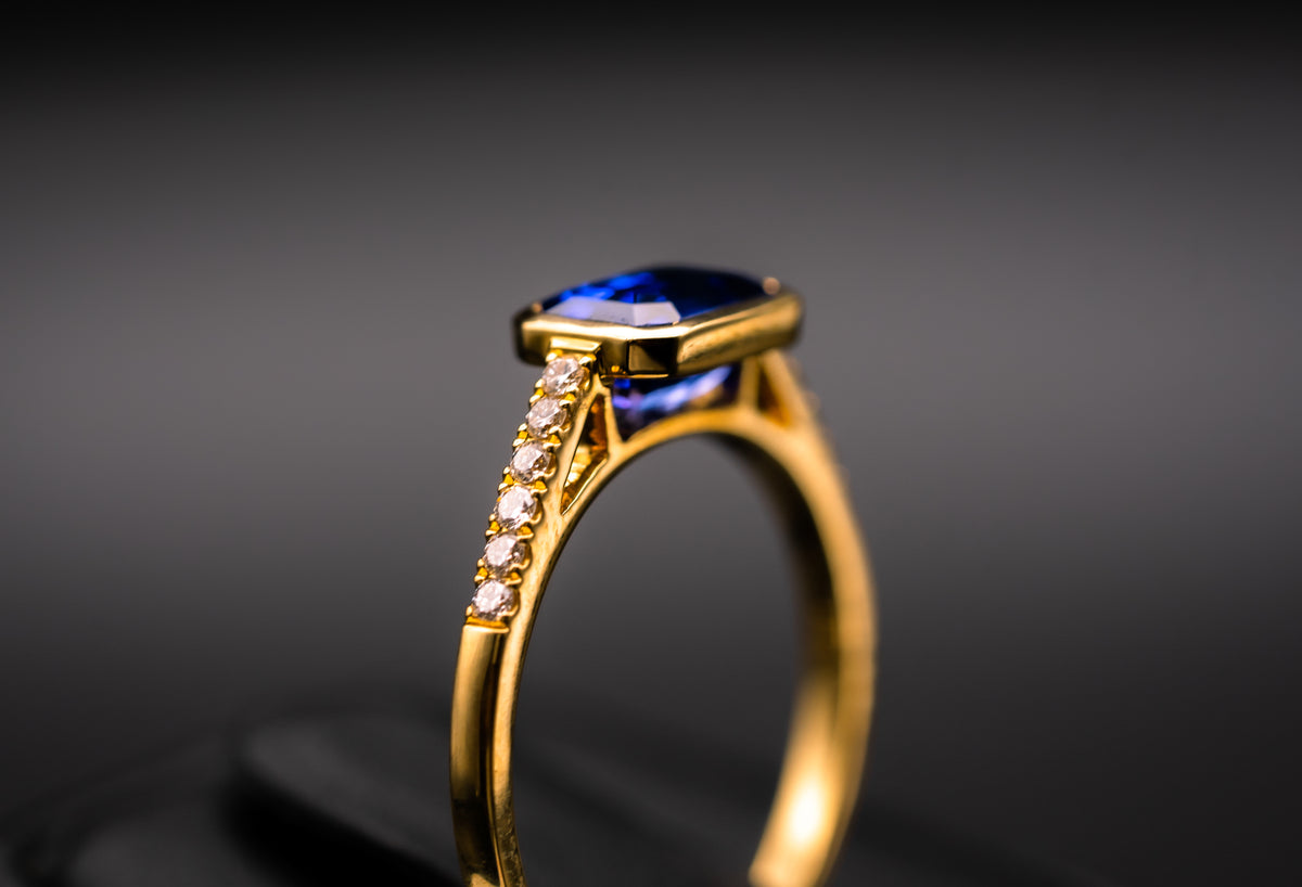 18k Yellow Gold Tanzanite and Diamond Ring