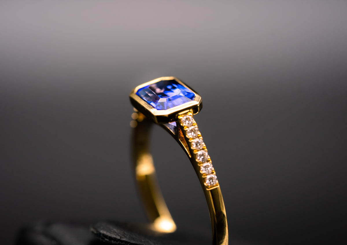 18k Yellow Gold Tanzanite and Diamond Ring